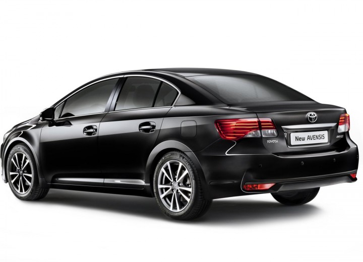Toyota Avensis noire — trois quarts arrière