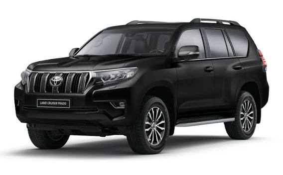 Toyota Prado noir de trois quarts